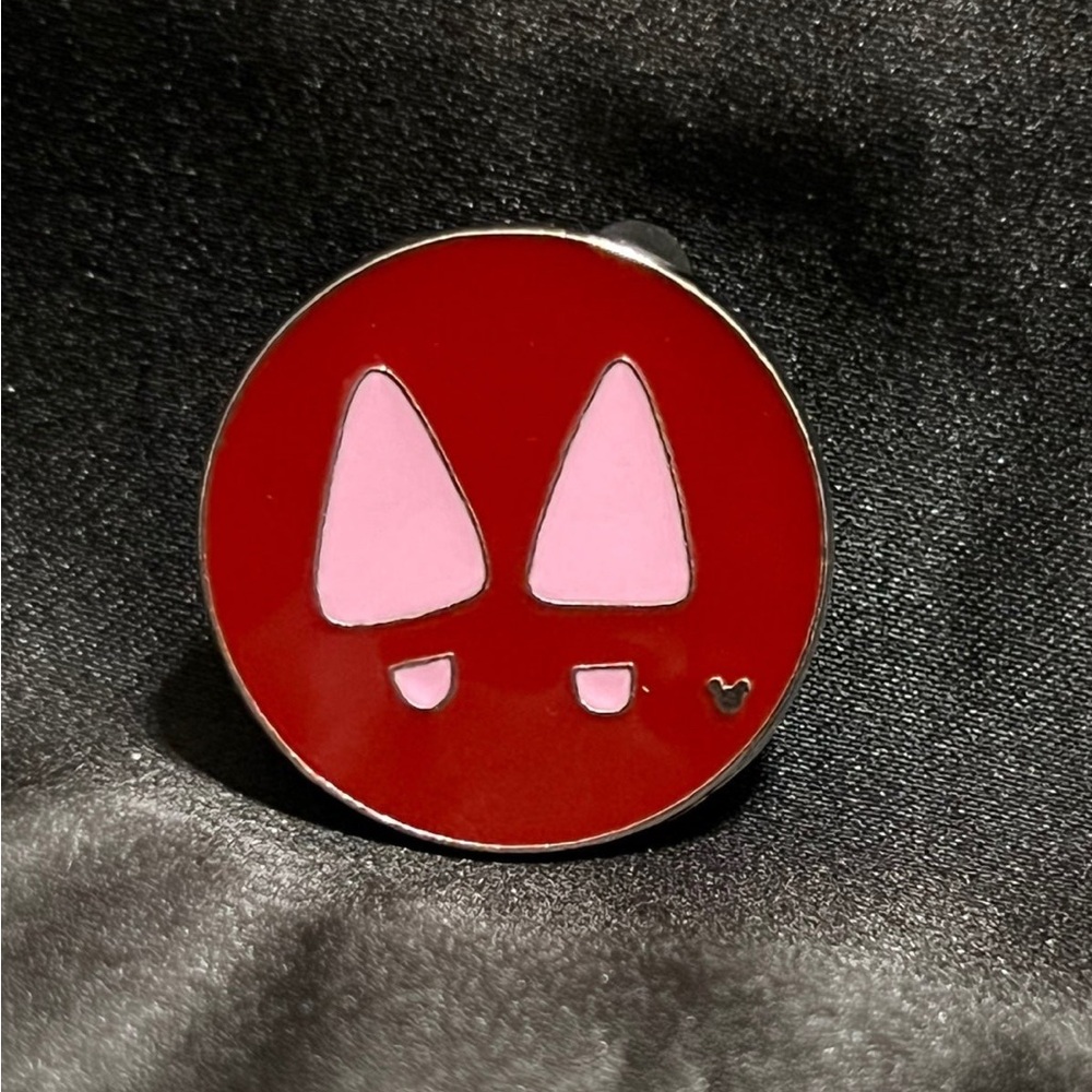 Disney WDW Hidden Mickey 2007 Series 2 Shoeprints Minnie's Feet Pin.